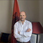 Rrëfimi i ambasadorit shqiptar që sfidon Britaninë për emigracionin