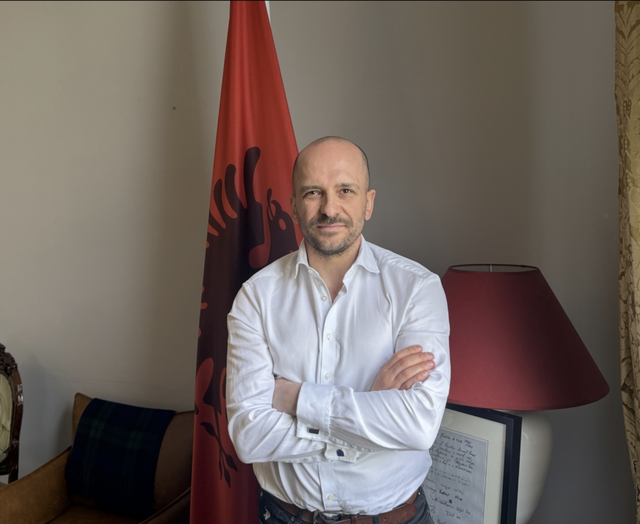 Rrëfimi i ambasadorit shqiptar që sfidon Britaninë për emigracionin
