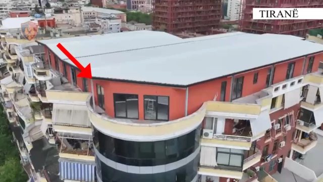 Ndodh në mes të Tiranës/ Ndërtoi pa leje një banesë në tarracën e pallatit, arrestohet 57-vjeçari!