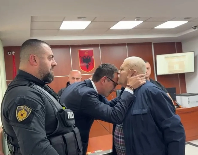 Robert Ndrenika puth në ballë Erion Veliajn në sallën e gjyqit dhe i bën një premtim!