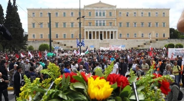 1 Maji protestë në Greqi, “paralizohet” Athina!