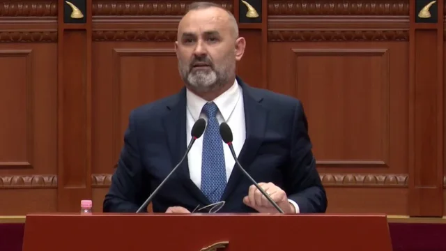 “Nuk jam Niko unë”, Manja i përgjigjet me ironi Peleshit: Të kërkoj ndjesë që të ula gradat…