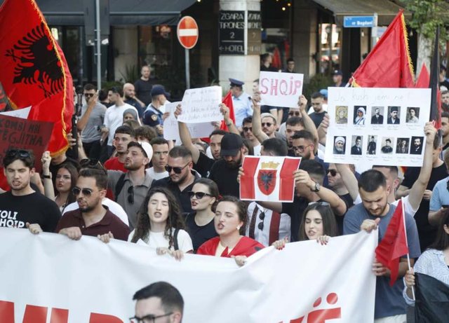 “Kombi është mbi çdo parti!”- Protesta për gjuhën shqipe, studentët: Jemi një dhe jemi zot shtëpie