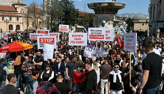 “Kjo gjuhë ka dëshmorë pas vetes”, studentët shqiptarë ngrenë sërish “në këmbë” Shkupin