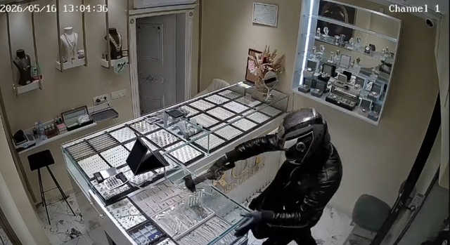 Me çekiç dhe kallashnikov bëjnë copash gjithçka! Momenti kur grabitësit e maskuar vjedhin argjendarinë në Kamëz (VIDEO)