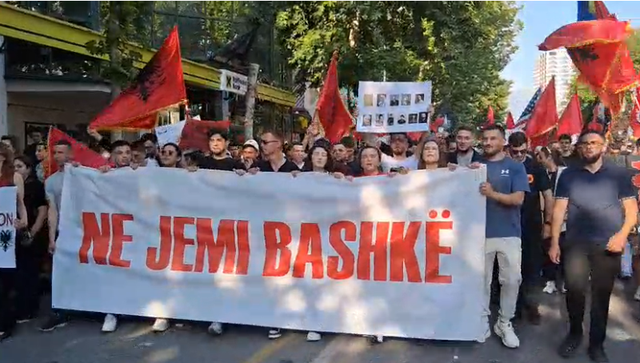 Protesta për gjuhën shqipe, Tirana mbështet studentët shqiptarë në Shkup: Gjuha shqipe është amaneti ynë (VIDEO)