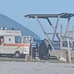 Gjendet pa jetë një person në plazhin e vjetër të Vlorës, dyshohet se është vetëvarur te kulla e vrojtimit