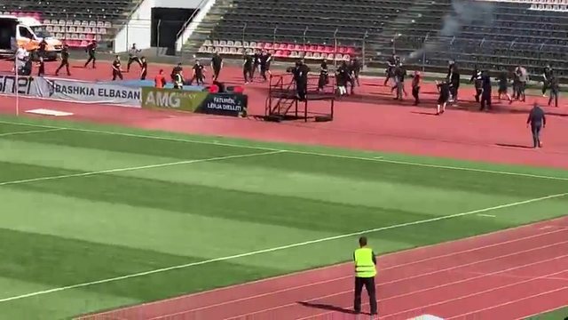 Sherr masiv para Elbasani-Tirana, tifozët përleshen brenda stadiumit