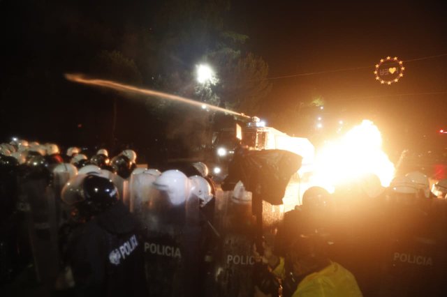 Protesta e PD/ U lënduan tre policë, procedohen penalisht 6 protestues dhe deputeti Klevis Balliu