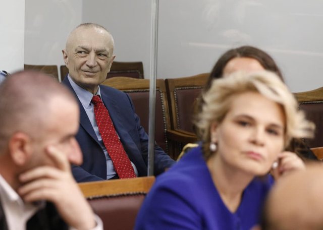 “Presidenti si je?”/ Meta-deputetit Leskaj nga brenda kafazit të xhamtë: Jam i fortë!
