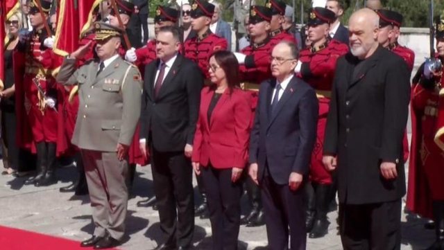 Sot ‘5 Maji’, Rama dhe Begaj homazhe në ‘Varrezat e Dëshmorëve’!