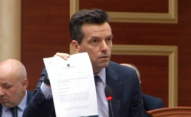 “Po më mohoni të drejtën për interpelancë”, Shehaj përplaset me Peleshin për Thumanë-Kashar: Balluku e komandon parlamentin?