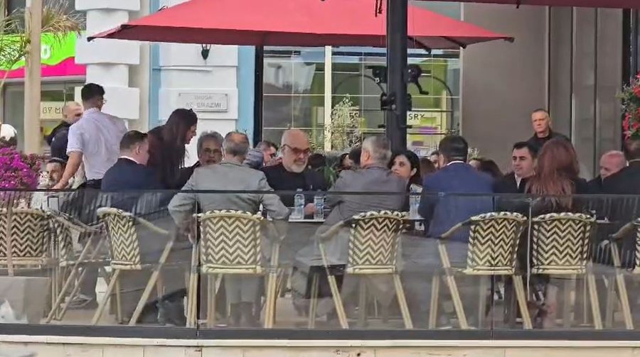 Rama takohet në kafe me kryebashkiakët, para ceremonisë së “EU4Municipalities” në Durrës