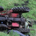 Zetori përmbyset anës rrugës në Lushnjë, humb jetën i moshuari, plagoset një tjetër
