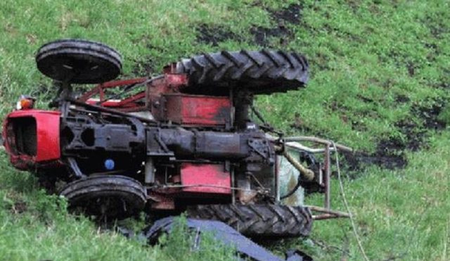 Zetori përmbyset anës rrugës në Lushnjë, humb jetën i moshuari, plagoset një tjetër