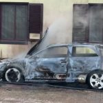 Përfshihet nga flakët një automjet brenda oborrit të Dioqezës së Lezhës!
