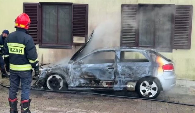Përfshihet nga flakët një automjet brenda oborrit të Dioqezës së Lezhës!