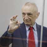 Zbulohet domethënia e simbolit të “çuditshëm” të Ilir Metës në gjyq! (Foto)