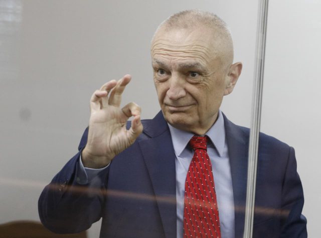 Zbulohet domethënia e simbolit të “çuditshëm” të Ilir Metës në gjyq! (Foto)