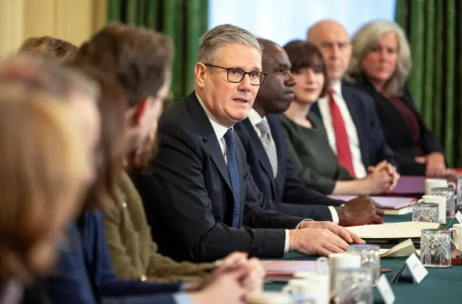 Kryeministri britanik drejt largimit? Revoltë në kampin laburist, ditë kritike për Keir Starmer