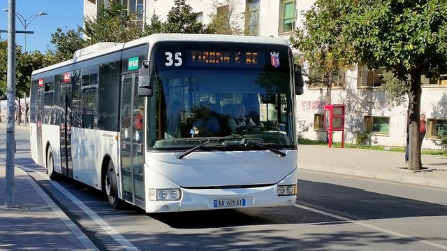 Rritja e çmimit të naftës, qeveria subvencionon me 50 lekë/ litri transportin publik