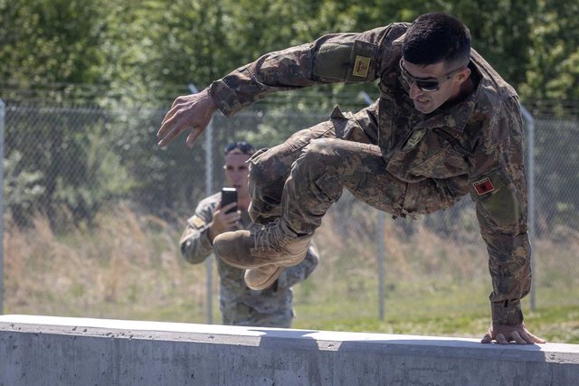 Dy ushtarakë shqiptarë triumfojnë në SHBA, fitojnë garën ‘Best Warrior’ të Gardës Kombëtare të Nju Xhersit