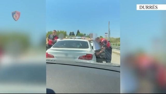 Shisnin drogë pranë shkollave në Shijak e Manzë, ekzekutohen 17 urdhër arreste, 1 person në kërkim (EMRAT)