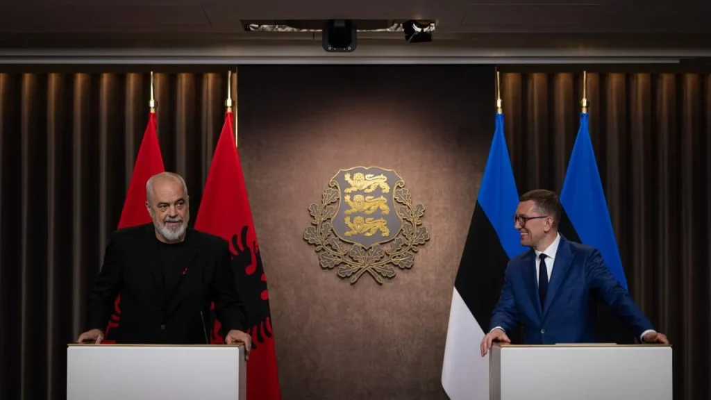 “Starmer na solli shiun, unë ju solla diellin nga Tirana”/ Rama batuta me kryeministrin estonez: Ejani në Shqipëri edhe në dimër, aty s’ka simpati për Putinin