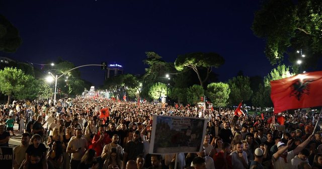 “Protestat e të rinjve po bëjnë nervoz Ramën” – “The Economist”: Revolta e brezit të ri në Tiranë, kundër një elite që mburret me pasurinë