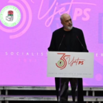 Edi Rama nxjerr socialistët në Tiranë, pak metra larg protestuesve që kërkojnë largimin e tij