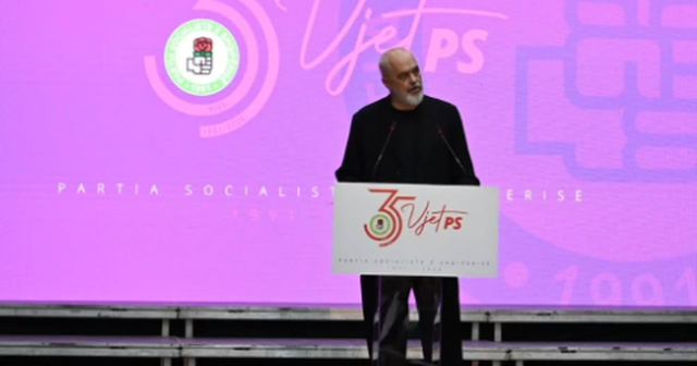 Edi Rama nxjerr socialistët në Tiranë, pak metra larg protestuesve që kërkojnë largimin e tij