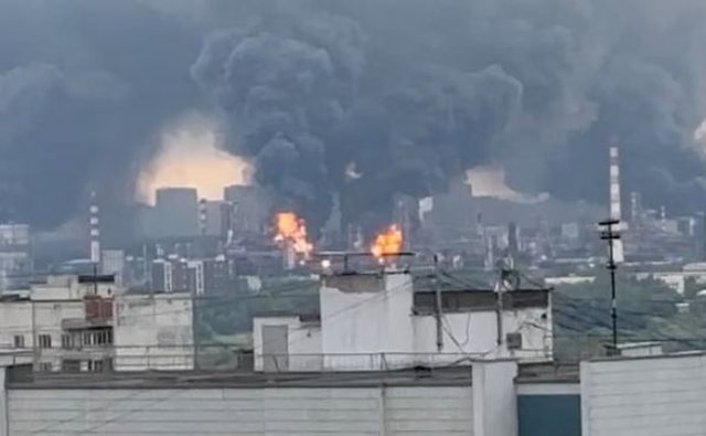 Sulm masiv me dronë ndaj Moskës, përfshihet nga flakët rafineria e naftës