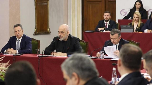 Rama mbledh grupin e PS, mungon Spiropali. Zbardhet kërkesa për deputetët