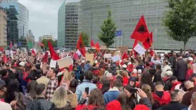 Me flamuj kuqezi dhe pankarta në duar, shqiptarët protestojnë para selive të BE në Bruksel për Zvërnecin