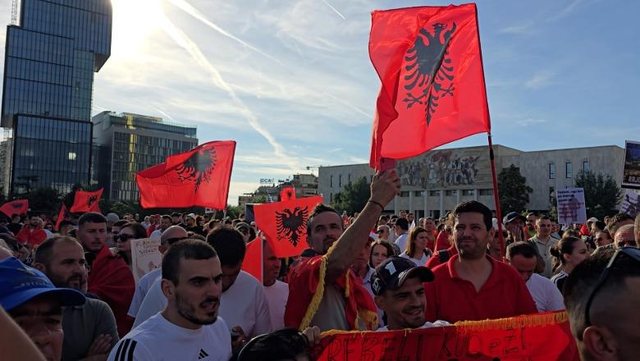 Nis protesta e 14-të! Protestuesit kërkojnë dorëheqjen e Ramës dhe Berishës