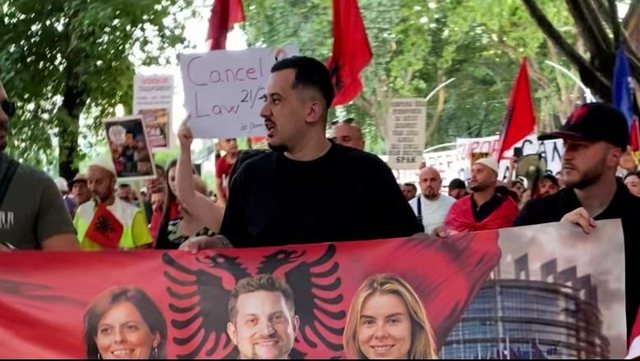 Ndryshon itinerari i protestës, qytetarët i drejtohen Kuvendit gjatë seancës plenare: Hajdutë, tradhtarë