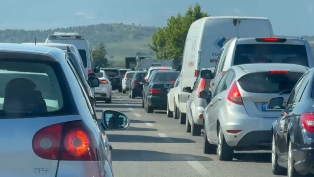 Aksident rrugor në aksin Levan-Vlorë. Krijohet trafik automjetesh