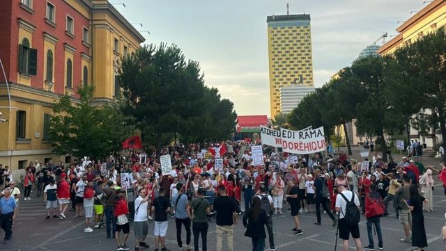 “Nuk largohemi pa dorëheqjen e kryeministrit” – Nis dita e 23-të e protestës në Tiranë