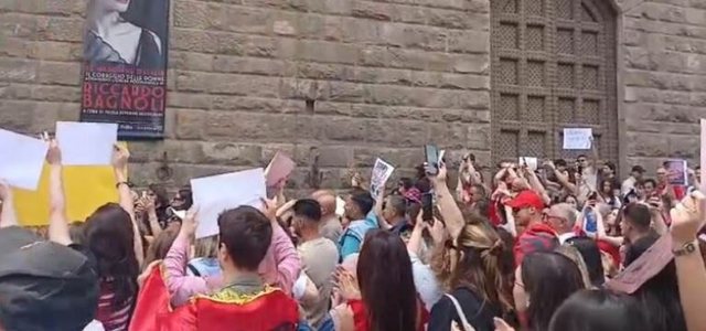 Shqiptarët në Firence të Italisë iu bashkohen protestave që po mbahen në diasporë