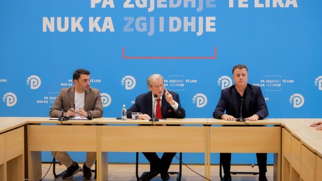 Berisha porosi mbështetësve: Shkoni në protestë pa simbole të PD-së
