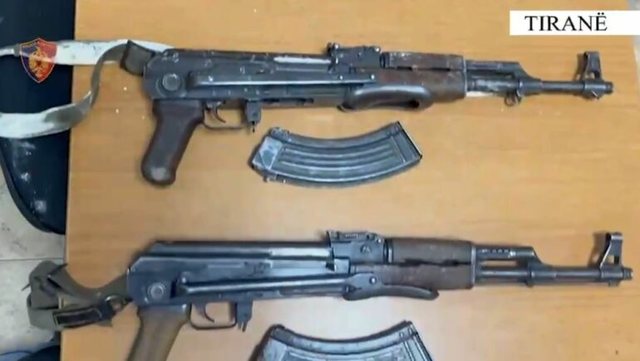 Pistoleta 1500 euro, kallashnikovë 2500 euro, detaje nga rrjeti i trafikut të armëve i goditur në Tiranë