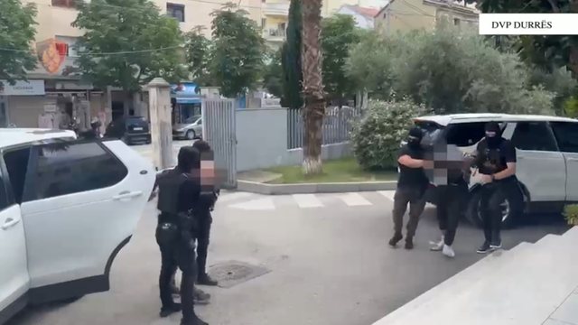 Emrat/ Armë zjarri, granata dhe drogë, tre të arrestuar në Durrës!