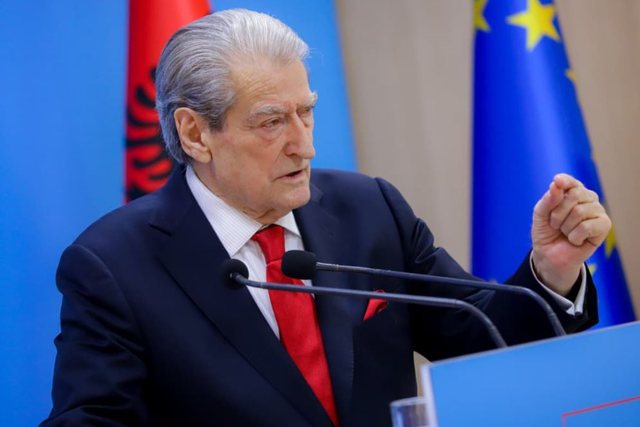 Drejtori i komunikimit në PD: Berishës i është komunikuar nga DASH, se i kanë hequr non grata-n. E morën në telefon dhe i dërguan dhe një letër