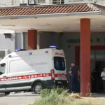 Shoferi i furgonit që shkaktoi aksidentin tragjik me një të vdekur dhe 15 të plagosur, dyshohet se pësoi atak kardiak