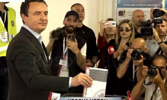 Albin Kurti hedh votën dhe u bën apel qytetarëve: Sot vendosin ata që votojnë