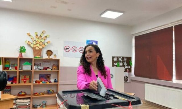 Zgjedhjet parlamentare në Kosovë, voton Vjosa Osmani: Vota e qytetarëve do e nxjerr vendin nga kriza