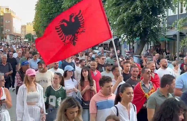 “Mbro tokën” – Në kulmin e protestave, BE mesazh “mbështetës” për protestuesit
