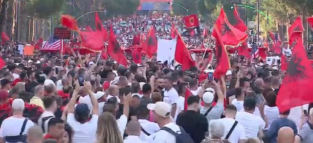 Iu bashkohet dhe diaspora – Mijëra shqiptarë mblidhen në ditën e 21-të të protestës