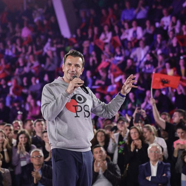 Veliaj uron nga burgu 35 vjetorin e PS-së: Gëzuar ditëlindjen e 35-të gjithë familjes socialiste!