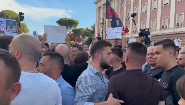 “Redi Muçi po prish protestën” – Tension në tubimin para Kryeministrisë, protestuesit përplasen me anëtarë të FRPD: Opozitë e shtirur, shporrni partitë